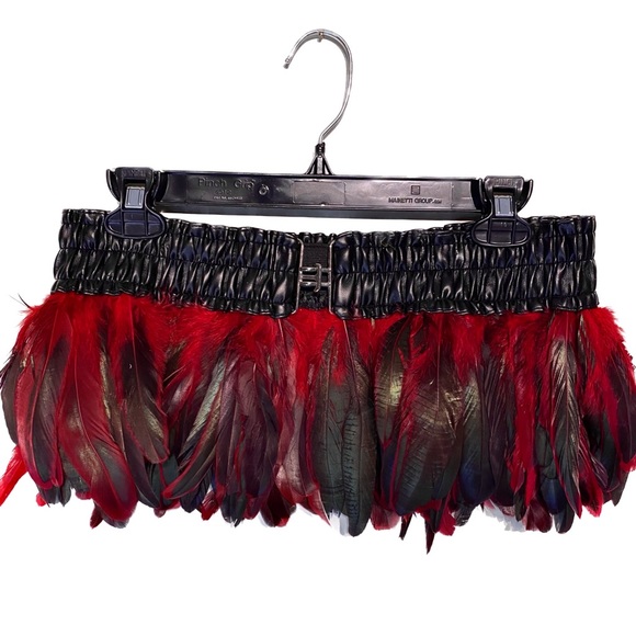 Charming Red/Black Rooster Feathers Mini Skirt with Black Belt Small-Medium - Picture 2 of 7